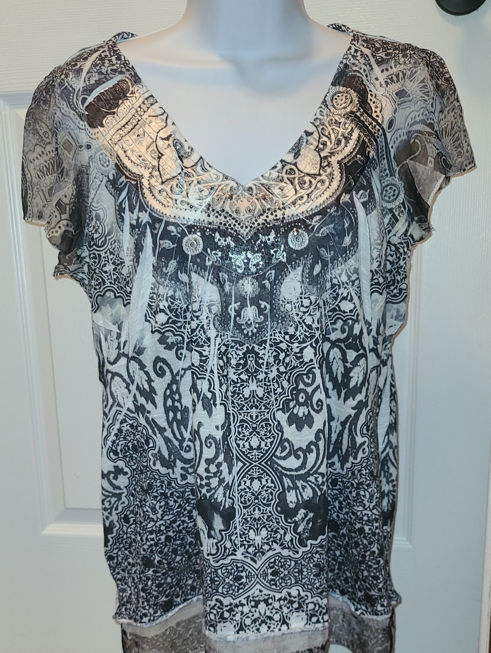 Women's Black and White Printed V-Neck Top Sz S